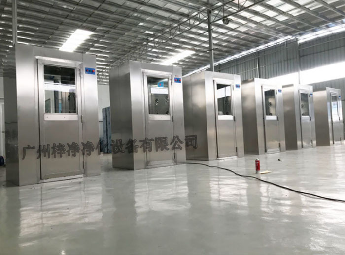 全不銹風(fēng)淋室采用全不銹鋼材質(zhì)制造，具有良好的耐腐蝕性、耐高溫性和耐磨損性。